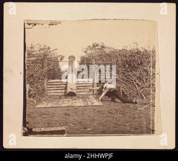 Quaker Gun, Centerville, Virginia Marzo 1862 George N. Barnard American il soggetto principale di questa vista umorosa è un tronco di albero sapientemente scolpito e dipinto dall'esercito confederato per assomigliarsi ad un cannone massiccia in ghisa. L'assistente di George N. Barnard si allunga per sparare l'arma nota come "Quaker Gun" (non può mai essere sparata, nessuno si ferisce). La fotografia offre un interessante commento sulla natura della guerra e sull'arte dell'inganno. A Centerville, Virginia, il generale dell'Unione George McClellan era stato completamente ingannato dalle fortificazioni confederate e fila sulla fila delle 'grandi pistole' viste attraverso t Foto Stock