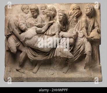 Frammento di sarcofago di marmo metà del 2nd secolo d.C. romano il rilievo, che originariamente costituiva il pannello frontale di un grande sarcofago, raffigura la morte dell'eroe greco Meleager, famoso per aver ucciso il cinghiale calidoniano. Su altri sarcofagi romani questa scena accompagna quella della caccia stessa, mostrando a Meleager che spodera il feroce cinghiale. Tuttavia, qui il fuoco è sull'eroe morente che sta trasportando a casa circondato dal suo padre e compagni addoloranti. Durante il Rinascimento la scena divenne il prototipo per le rappresentazioni artistiche della deposizione di Cristo. Il pannello, come ora sopravvive, Foto Stock