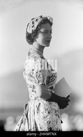 La principessa Margaret partecipa alla mostra militare al campo di Up-Park, Giamaica, in cui sua altezza reale ispezionò il reggimento della Giamaica e prese la Salute al Trooping of the Color, lunedì 12th febbraio 1955. Foto Stock