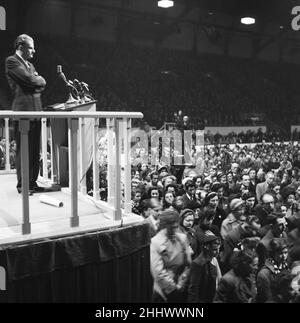 L'evangelista americano Billy Graham parla alla folla all'Harringay Arena di Londra nord, vicino all'inizio della sua crociata di tre mesi a Londra. 1st marzo 1954. Foto Stock