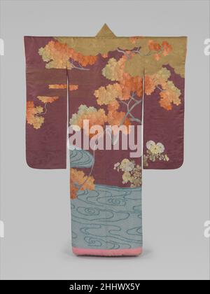 Outer Robe (Uchikake) con Maple Tree e River prima metà del 20th secolo Giappone le foglie colorate di un albero di acero con un fiume sotto i suoi rami sono un allusione al fiume Tatsuta nella prefettura di Nara, famosa nella letteratura classica come luogo per osservare il fogliame autunnale, E familiare ai pellegrini che si recano al Santuario della Tatsuta. I crisantemi, oltre ad essere il fiore stagionale rappresentativo, potrebbero anche riferirsi alla leggenda del Chrysanthemum Boy (Kikujidō), che ha raggiunto l'immortalità bevendo dewdrops dai fiori. Questo accappatoio è stato preparato per una giovane donna di classe superiore. I sati Foto Stock