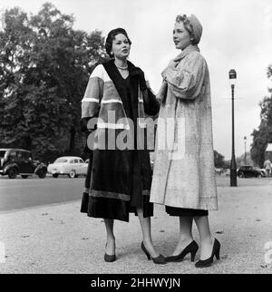 Sfilata di moda di abbigliamento British Coney in pelliccia organizzata dal consiglio congiunto della British Rabbit Skin Industry Ltd è stata presentata al Park Lane House. 20th settembre 1954. Foto Stock