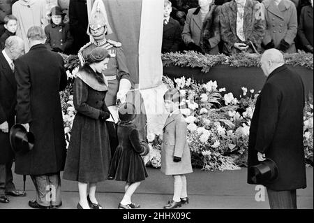 La regina Elisabetta II, con i suoi figli il principe Carlo e la principessa Anne, con il primo ministro Sir Winston Churchill alla stazione di Waterloo mentre attendono il ritorno della Regina Madre dal suo tour degli Stati Uniti e del Canada. 24th novembre 1954. Foto Stock