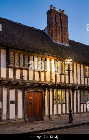 Almshouses al tramonto, Church Street, Stratford upon Avon, Warwickshire, Inghilterra Foto Stock