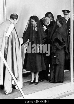 In lutto, la Regina al funerale del padre, re Giorgio VI, nel 1952, dietro di lei ci sono suo marito, il Principe Filippo, e la Regina Madre con il Duca di Windsor (estrema destra) il 15th febbraio 1952. Foto Stock