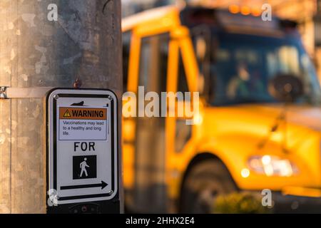 Seattle, Stati Uniti. 25th Jan 2022. Avvertenza le vaccinazioni possono portare ad un adesivo sano vita felice. Foto Stock