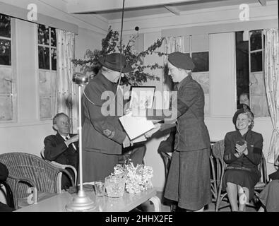 Il Segretario degli Esteri Anthony Eden ha aperto il Club dei servizi anglo-americani e alleati a Castle Hill, Cambridge. Nel 1951 il consiglio comunale è stato avvicinato dal servizio volontario femminile con l'obiettivo di fornire il sito per il club. Nell'anno passato molto lavoro era stato fatto dal W.V.S. insieme con l'assistenza preziosa dell'aeronautica degli Stati Uniti e del Ministero dell'aria. Il club sarà aperto ogni sera durante la settimana e, ha detto il signor Eden, attirerà gli uomini del servizio americano dalle attrazioni dei loro campi in modo da poter imparare quali straordinari animali gli inglesi sono volontari WVS accettare Foto Stock