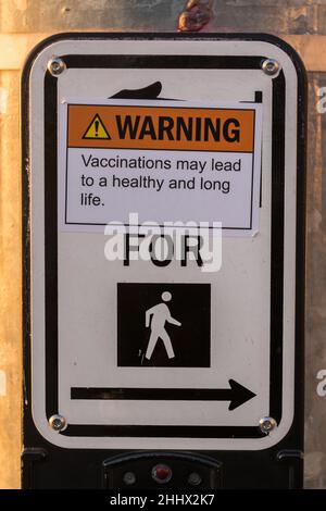 Seattle, Stati Uniti. 25th Jan 2022. Avvertenza le vaccinazioni possono portare ad un adesivo sano vita felice. Foto Stock