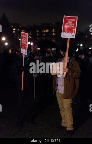 Seattle, Stati Uniti. 25th Jan 2022. In prima serata al Cal Anderson Park su Capitol Hill. I sostenitori si riuniscono allo stand con i lavoratori Starbucks in lotta per Unionize Solidarity Rally. I lavoratori Starbucks sono solo uno degli ultimi gruppi a mobilitare i combattimenti per formare un'Unione come i profitti aziendali aumentano e l'inflazione colpisce i lavoratori, mangiando via ai loro stipendi. James Anderson/Alamy Live News Foto Stock