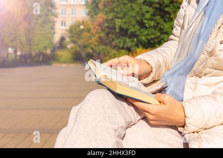 Donna che legge libro nel parco. Umore autunnale. Foto Stock
