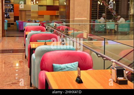 Tavolo e sedie in colori pastello nel ristorante Foto Stock