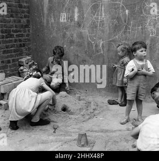 Parco giochi per bambini in una vasca d'acqua statica nella città di Westminster, Londra. 6th agosto 1954. Foto Stock