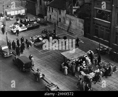 Nuovo sito di mercato nella vicina Mill Lane, Cardiff, Galles, sabato 2nd luglio 1955. I titolari della stalla sono stati ricollocati dal mercato all'aperto di Hayes (vicino alla Biblioteca Centrale). Foto Stock