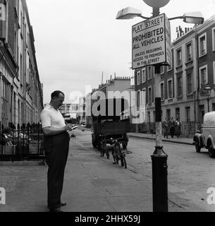 Parco giochi per bambini in una vasca d'acqua statica nella città di Westminster, Londra. 6th agosto 1954. Foto Stock