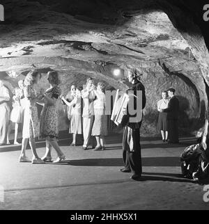 Il pubblico di uno spettacolo dei Pirati di Penzance nelle grotte nelle scogliere sopra la città di mare Sussex di Hastings godendo di danza dopo lo spettacolo. 16th ottobre 1946 Foto Stock