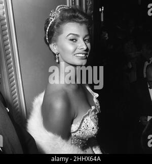 Royal Gala prima di apertura del Festival del Cinema Italiano, Tivoli Theatre, Londra. Il film presentato era 'napoletana Fantasy'. Nella foto, stella del film, Sophia Loren. 25th ottobre 1954. Foto Stock