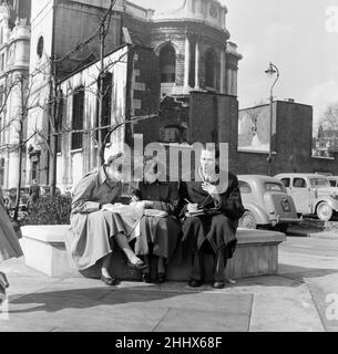 Gli impiegati della città ricamo e cruciverba rompicapo nel cortile di St Paul. 12th marzo 1954. Foto Stock