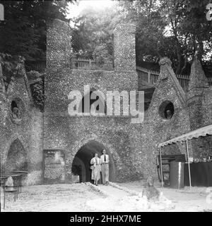 Ingresso alle West Wycombe Caves, note anche come Hell Fire Caves, una rete di caverne di gesso e selce artificiali che si estendono per un quarto di miglio sotto il villaggio di West Wycombe, Buckinghamshire Circa 1951 Foto Stock