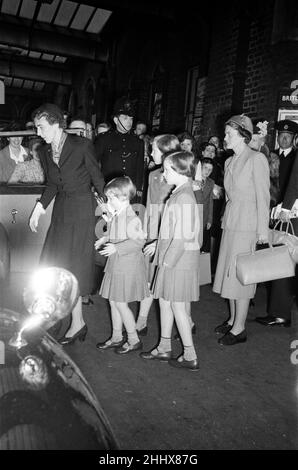 La regina Ingrid di Danimarca e le sue tre figlie arrivano a Londra. Sono qui per una vacanza di tre settimane. La governante dei figli reali è Miss Mary North. 20th giugno 1952. Foto Stock