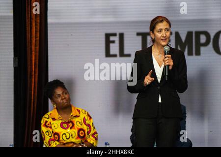 Bogota, Colombia il 25 gennaio 2022. Il politico francese-colombiano e candidato alla presidenza colombiana per la coalizione politica "Coalicion de la Esperanza" Ingrid Betancourt parla durante il primo dibattito sui candidati presidenziali a Bogota, Colombia, il 25 gennaio 2022. Betancourt è stato ostaggio dell'ex guerriglia FARC-EP per sei anni. Credit: Long Visual Press/Alamy Live News Foto Stock