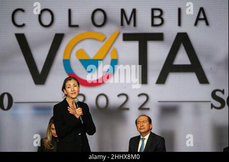 Bogota, Colombia il 25 gennaio 2022. Il politico francese-colombiano e candidato alla presidenza colombiana per la coalizione politica "Coalicion de la Esperanza" Ingrid Betancourt parla durante il primo dibattito sui candidati presidenziali a Bogota, Colombia, il 25 gennaio 2022. Betancourt è stato ostaggio dell'ex guerriglia FARC-EP per sei anni. Credit: Long Visual Press/Alamy Live News Foto Stock