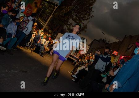 Bogota, Colombia. 25th Jan 2022. Modelli con vestiti allusivi ai soggetti politici giornalieri della Colombia modello nel centro di Bogota alla porta del Teatro Gaitan Jorge Eliecer a Bogota, Colombia il 25 gennaio 2022. Credit: Long Visual Press/Alamy Live News Foto Stock