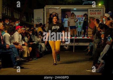 Bogota, Colombia. 25th Jan 2022. Modelli con vestiti allusivi ai soggetti politici giornalieri della Colombia modello nel centro di Bogota alla porta del Teatro Gaitan Jorge Eliecer a Bogota, Colombia il 25 gennaio 2022. Credit: Long Visual Press/Alamy Live News Foto Stock