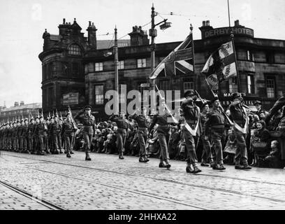 I soldati del Battaglione Lancashire Fusiliers del 1st hanno visto qui marciare attraverso il centro di Bury fino al deposito regimentale a Wellington Barracks. Circa 1950 Foto Stock