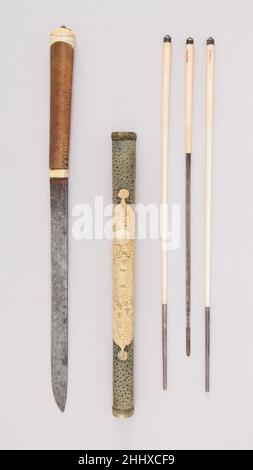 Coltello con guaina, Chopsticks, Pickle Spear e Picks 18th–19th cinese del secolo. Coltello con guaina, Chopsticks, Pickle Spear e Picks 31581 Foto Stock