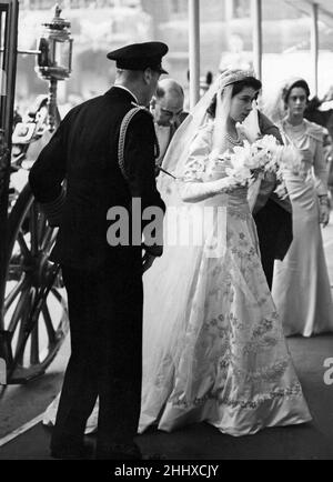 La Regina Elisabetta II, la Principessa Elisabetta sposa il Principe Filippo 20 novembre 1947 Elisabetta arriva all'Abbazia di Westminster con suo padre Re Giorgio VI matrimonio reale della Principessa Elisabetta a Filippo Mountbatten il 20th novembre 1947. Foto Stock