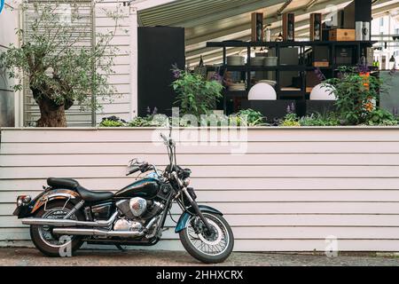 Yamaha, Motorbike, Motorcycle Cruiser parcheggiato vicino al Summer Cafe Foto Stock
