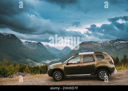 Byrkjelo, Contea di Sogn Og Fjordane, Norvegia. Auto Renault Duster SUV parcheggiato vicino alla strada panoramica. Paesaggio rurale norvegese. Bergheimsvatnet Lago in Foto Stock