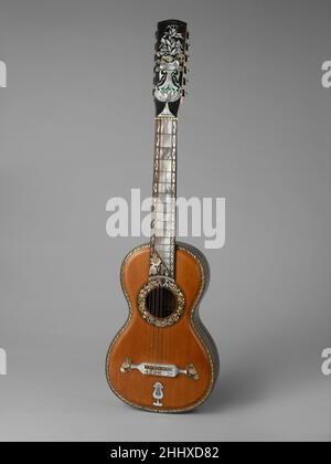 Guitarra Séptima (chitarra a sette portate) ca. 1880 M. Fernandez Mexican Mariano Fernández, Guitarra Séptima (chitarra a sette portate)2012,569The la chitarra messicana a sette portate ha raggiunto il culmine della sua popolarità nel corso del 19th secolo. E 'stato utilizzato per eseguire la musica in una varietà di generi, la maggior parte di esso scritto da compositori messicani. Questo strumento di Mariano Fernández, splendidamente realizzato, incarna la produzione di chitarra in Messico ai massimi livelli. Madreperla intarsiata, abalone e legno tracciano intricati motivi geometrici ed eleganti motivi floreali su ogni superficie. Appena sotto il ponte, una lira sormontata da un pH Foto Stock
