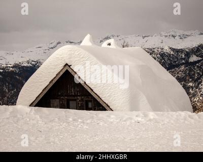 Rifugio innevato a Vogel, Slovenia Foto Stock