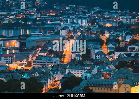 Alesund, Norvegia. Vista notturna della zona residenziale a Alesund Skyline. Paesaggio urbano in serata d'estate. Foto Stock