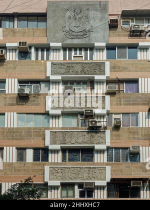 01 04 2022 recentemente rinnovato Art Deco Stucco lavoro Relief Work-Signore PM Road Fort Mumbai Maharashtra India. Foto Stock