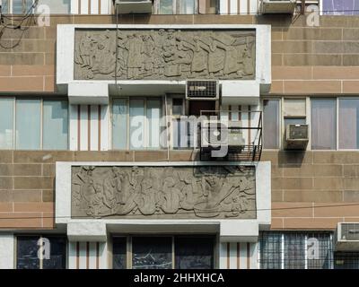 01 04 2022 recentemente rinnovato Art Deco Stucco lavoro Relief Work-Signore PM Road Fort Mumbai Maharashtra India. Foto Stock