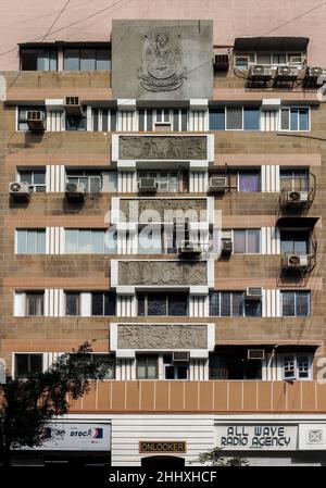 01 04 2022 recentemente rinnovato Art Deco Stucco lavoro Relief Work-Signore PM Road Fort Mumbai Maharashtra India. Foto Stock