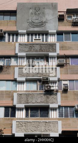 01 04 2022 recentemente rinnovato Art Deco Stucco lavoro Relief Work-Signore PM Road Fort Mumbai Maharashtra India. Foto Stock