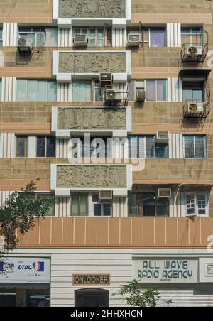 01 04 2022 recentemente rinnovato Art Deco Stucco lavoro Relief Work-Signore PM Road Fort Mumbai Maharashtra India. Foto Stock