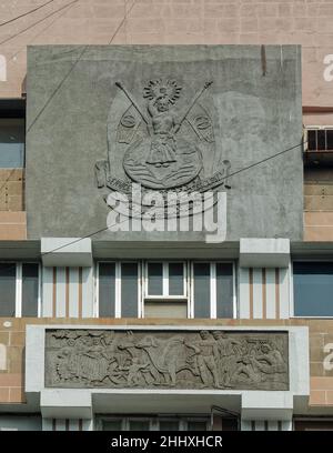 01 04 2022 recentemente rinnovato Art Deco Stucco lavoro Relief Work-Signore PM Road Fort Mumbai Maharashtra India. Foto Stock