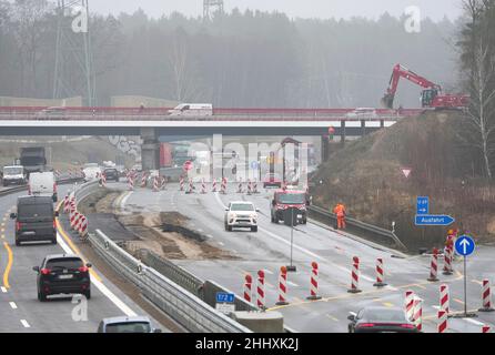 Birkenwerder, Germania. 25th Jan 2022. Auto e camion guidare all'uscita Birkenwerder in pioggia e nebbia leggera sulla superstrada A10 sotto il ponte di nuova costruzione della strada a B96 tronco. La sezione tra lo svincolo di Oranienburg e l'uscita di Mühlenbeck è attualmente al centro dei lavori di costruzione nei pressi di Birkenwerder. Il più grande progetto stradale federale di Brandeburgo è in fase di implementazione da parte dell'appaltatore privato Havellandautobahn GmbH durante il traffico in corso. Credit: Soeren Stache/dpa-Zentralbild/ZB/dpa/Alamy Live News Foto Stock