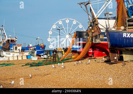 Hastings pescatore reti di cernita, sulla Old Town Stade, pescatori's Beach, East Sussex, Regno Unito Foto Stock