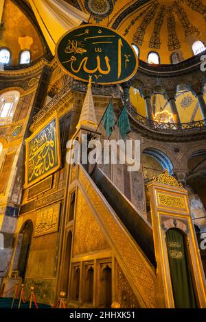 Santa Sofia. Minbar e testo del nome di Allah. Foto di sfondo islamica. Ramadan o kandil o laylat al-qadr o foto di sfondo islamica. Rumore e. Foto Stock