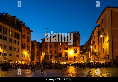 Roma, Italia - 25 maggio 2018: Fontana del Pantheon e obelisco egiziano Macuteo di fronte al Pantheon antico tempio romano in Piazza della rotonda Foto Stock