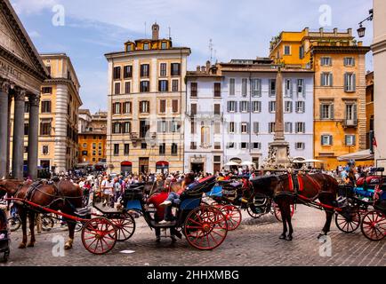 Roma, Italia - 29 maggio 2018: Fontana del Pantheon e obelisco egiziano Macuteo di fronte al Pantheon antico tempio romano in Piazza della rotonda Foto Stock