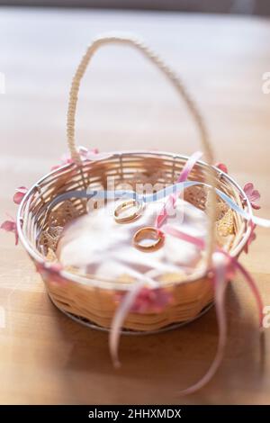 Un cestino decorato con anelli da matrimonio Foto Stock