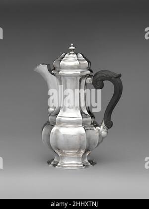 Caffettiera ca. 1740 Ungherese, Érsekújvár il caffè è stato portato in Europa dall'Arabia. I viennesi affermano di aver saccheggiato sacchi di chicchi di caffè dopo che gli Ottomani si ritirarono dopo un assedio fallito nel 1683. Fu un mercante armeno, probabilmente nato a Istanbul, che fondò la prima caffetteria austriaca nel 1685. Gli argenteria preziosi erano il mezzo perfetto per servire questa bevanda esotica a clienti alla moda e benestanti. La conoscenza dell’architettura contemporanea barocca italiana da parte del costruttore è chiaramente visibile nella forma della caffettiera: Il corpo poggia come una torre di palazzo su un supporto ovale. Il grassetto Foto Stock