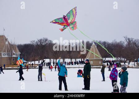 Lake Harriet Winter Kite Festival sul lago ghiacciato, nel mese di gennaio. Divertimento ricreativo nonostante il freddo e la temperatura di congelamento. Minneapolis, Minnesota. Foto Stock