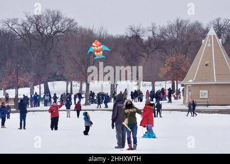 Lake Harriet Winter Kite Festival sul lago ghiacciato, nel mese di gennaio. Divertimento in tempo freddo e temperatura di congelamento. Minneapolis, Minnesota. Foto Stock